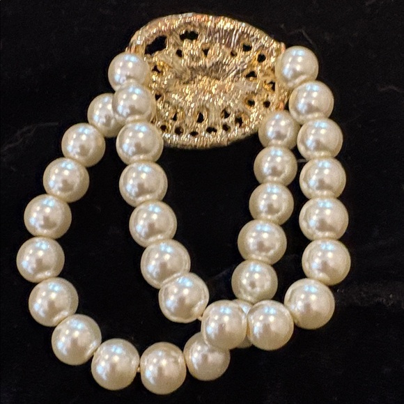 Elegant Pearl and Crystal Bracelet - Picture 4 of 4